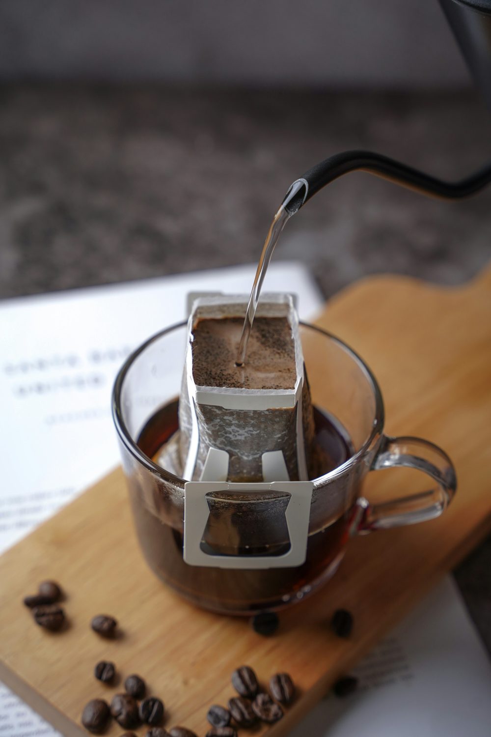 ドリップバッグでコーヒーを淹れている様子